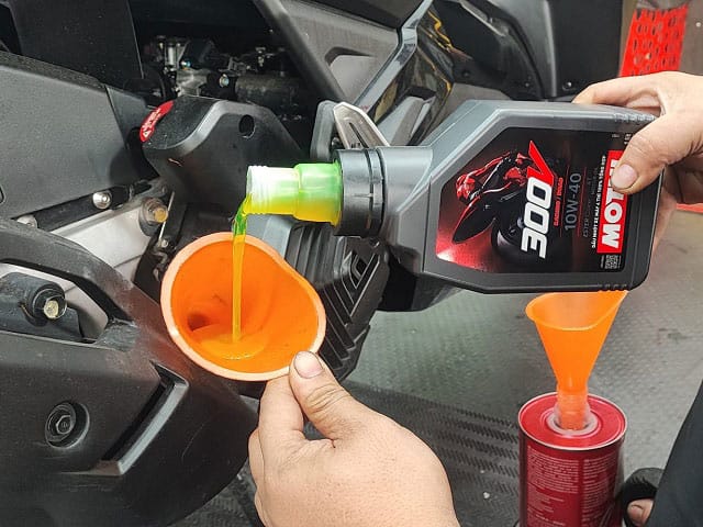 Motul 300V 10W40 được khách hàng đánh giá cao về chất lượng